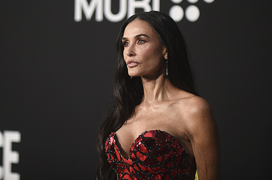 62-летняя Деми Мур блистала на премьере сериала в платье со шлейфом