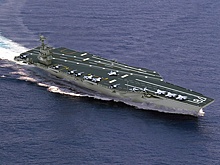 Самолет ВМФ России пролетел над новейшим авианосцем США и снял его на видео