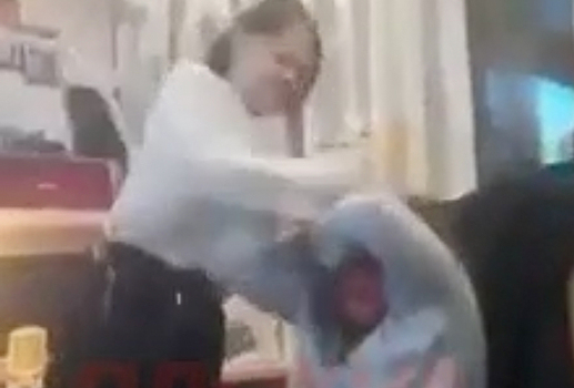 В Подмосковье девочки на камеру избили одноклассницу