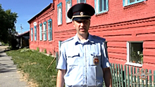 В Свердловской области сотрудник полиции вынес мужчину из горящей квартиры