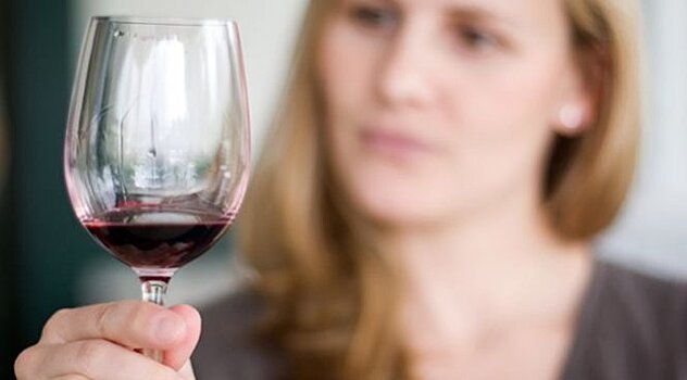 Медики рассказали, от каких болезней защищает вино