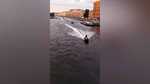 Водная полиция Петербурга устроила голливудскую погоню за гидроциклистами: видео