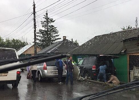 В Орле «Тойота» врезалась в частный дом