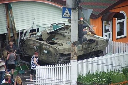 В Луганске БМП ополченцев сбила насмерть двух человек