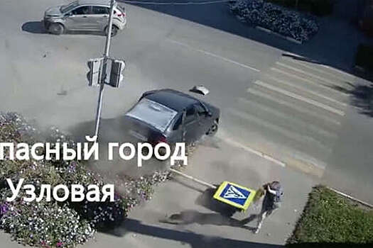 В Тульской области при ДТП дорожный знак упал рядом с женщиной-пешеходом