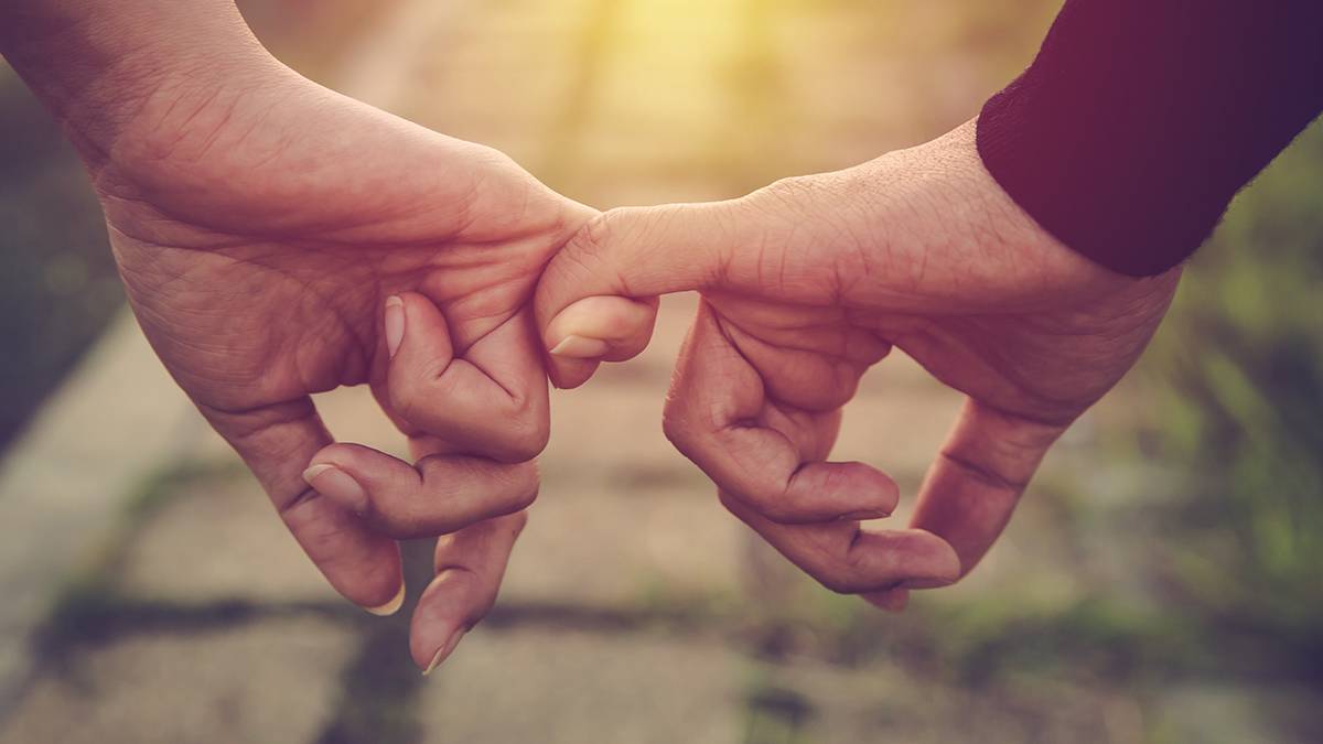 Влюбленные подростки сбежали из центра несовершеннолетних, угнав машину воспитателя