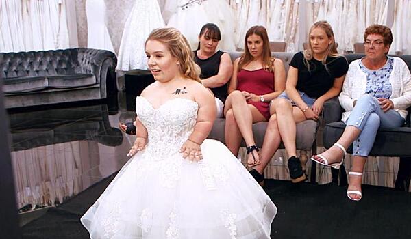 Сказка для Дюймовочки: невеста-лилипут наконец нашла свадебное платье своей мечты
