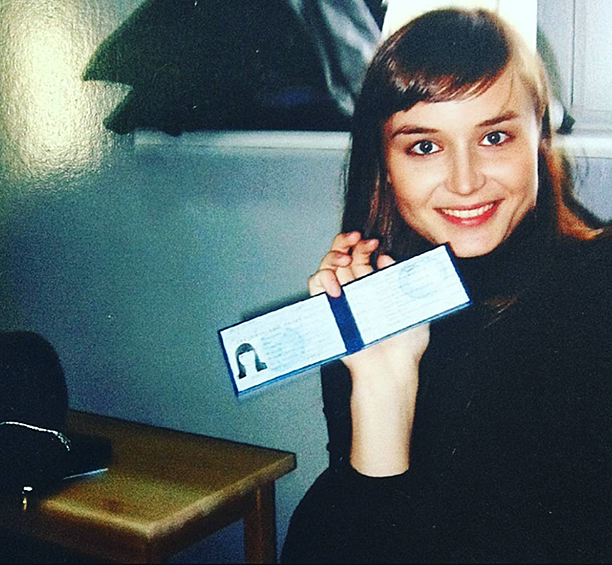 Полина Гагарина поделилась архивной фотографией времен учебы в школе-студии МХАТ