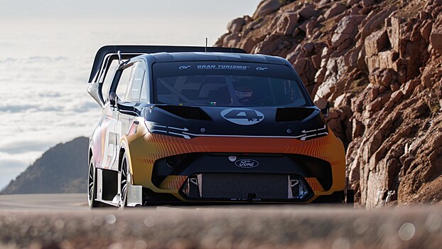 Посмотрите на заезд 1450-сильного фургона Ford на «Гонке в облака»