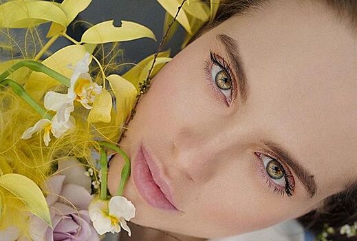 Лисий взгляд и желтые глаза: Клюкина поделилась с фанатами весенним фото в цветах