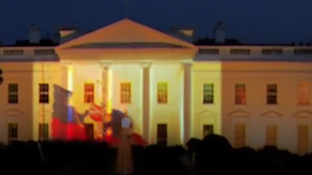 В 2015 году в YouTube попало видео, на котором запечатлена проекция российского флага на фасаде Белого дома в Вашингтоне. Создатели видео утверждают, что оно было снято в мае. В ролике написано, что президент США Барак Обама запретил многим мировым лидерам приезжать на Парад Победы в Москву. «Если Барак не едет на парад, парад сам приедет к Бараку», — объясняют создатели ролика