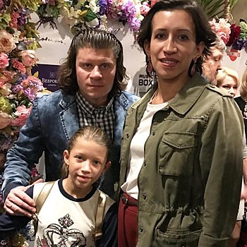 «Неидеальны, но хороши»: семейный снимок Елены Борщевой вызвал споры в сети