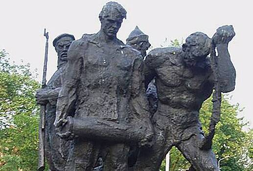 В Киеве снесли памятник экипажу советского бронепоезда
