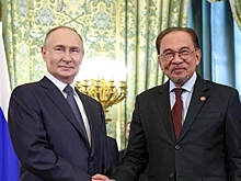 Путин и премьер Малайзии вместе посмеялись из-за вопроса о трех тронах во дворце