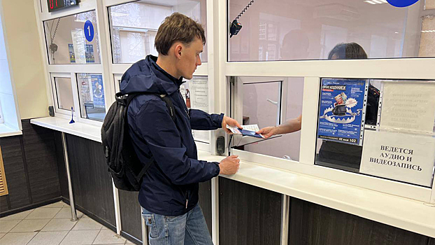Полицейские выдают оренбуржцам новые водительские документы взамен утраченных во время паводка