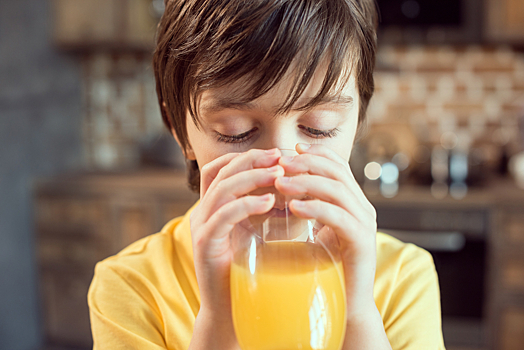 Ученые раскрыли опасность фруктового сока для детей