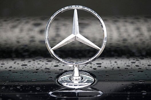 В Москве Mercedes протаранил пожарную машину