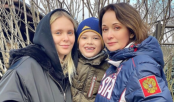 Ольга Кабо показала домашнее фото без макияжа с дочкой-красавицей и подросшим сыном