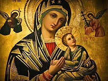 Стал свидетелем бесчинства: мигрант справил нужду на ограду православного храма и забросал священника камнями