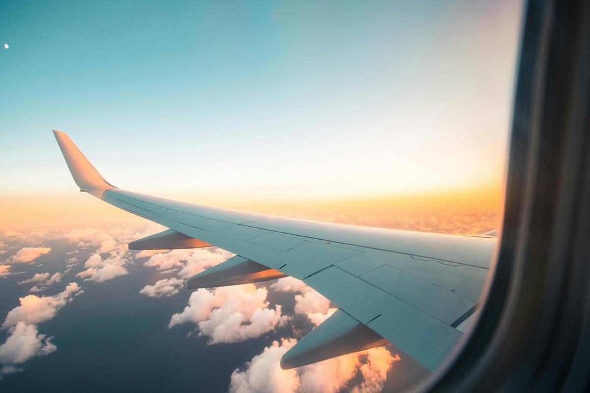 Пилоты летевшего над Россией самолета заметили странный предмет в небе