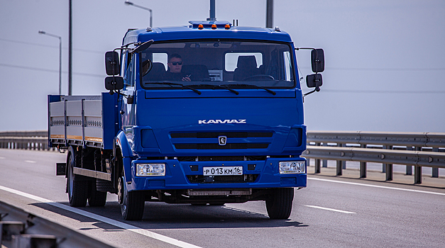 На трассе М-11 "Нева" запустили движение беспилотных грузовиков "КамАЗ"