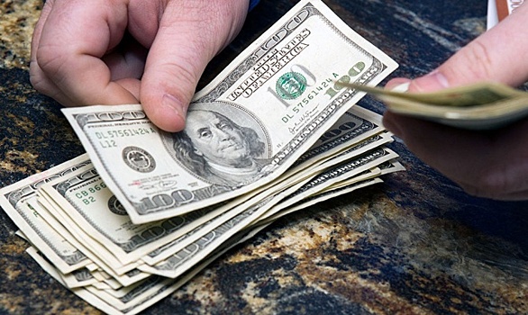 ЦБ понизил курс доллара на 1,3 рубля