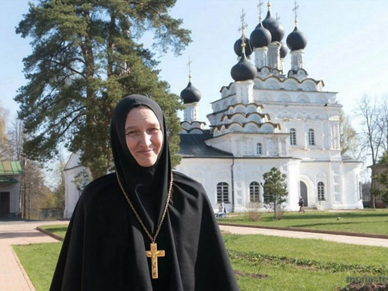 Православная девушка в храме. Красивые православные девушки. Православная девушка в платке. Женский монастырь монахини жизнь в монастыре. Матушка домника ново-тихвинский монастырь.