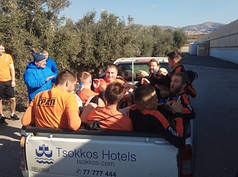 «Мы не богатый клуб»: игроков «Урала» доставили в отель в кузове пикапа после тренировки в Греции