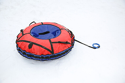 Россияне массово разбиваются на тюбингах, привязанных к авто