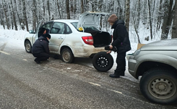 В Самарской области сотрудники отделения Госавтоинспекции оказали помощь водителю, попавшему в трудную ситуацию на дороге
