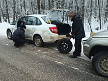 В Самарской области сотрудники отделения Госавтоинспекции оказали помощь водителю, попавшему в трудную ситуацию на дороге