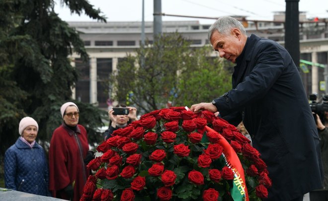 Рустам Минниханов и Минтимер Шаймиев возложили цветы к памятнику Габдуллы Тукая