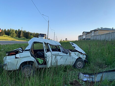 Иномарка смяла ВАЗ в гармошку на костромской трассе