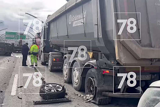 На видео попало массовое ДТП с самосвалом в Петербурге на ЗСД