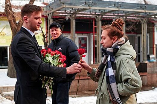«Холостяки» одарили жительниц Владивостока розами