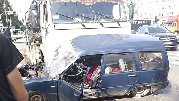 В Кирове водитель «КамАЗа» смял «ИЖ»