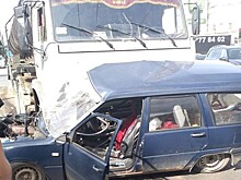 В Кирове водитель «КамАЗа» смял «ИЖ»