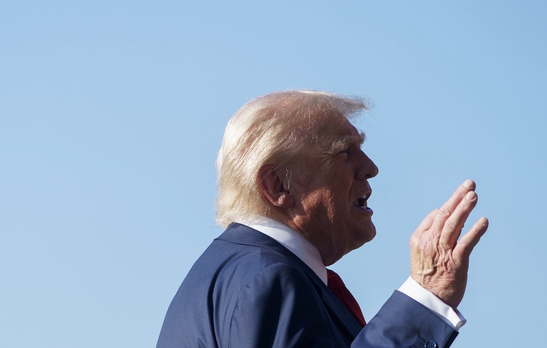 У Трампа заметили макияж рук