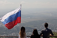 В СФ одобрили закон о размещении флага России в детсадах, колледжах и вузах