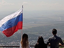 В СФ одобрили закон о размещении флага России в детсадах, колледжах и вузах