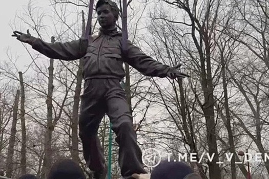 В Центральном парке Белгорода устанавливают новую скульптуру