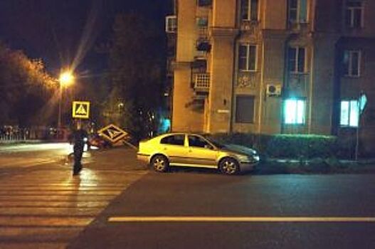 В Магнитогорске машина «слетела с ручника» и сшибла дорожный знак