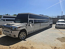 Во Владивостоке лимузин Hummer стал беседкой для детей