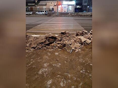 Кучи снега перегородили пешеходный переход в центре Читы