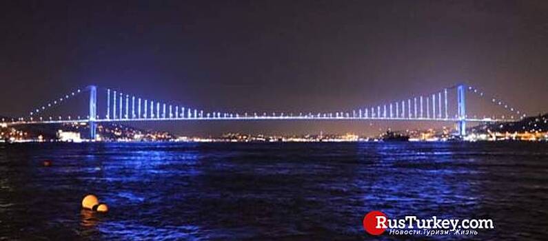 Мосты и башни Стамбула сверкали синими огнями