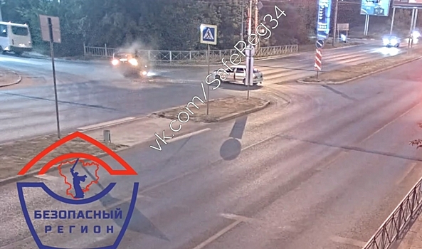В Волгограде камера сняла момент ДТП с перевернувшимся кроссовером