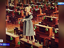 Танцы на столах: в Ленинской библиотеке прошел модный показ