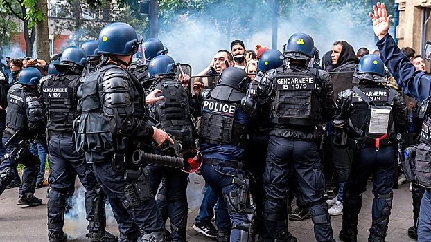 В Париже после стычек с полицией десятки человек задержаны