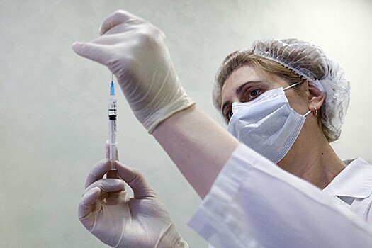 Вирусолог объяснил, кому не стоит делать прививку от коронавируса