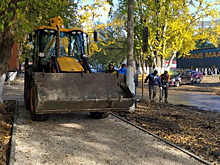В Рязани на Севастопольской аллее приступили к асфальтированию дорожек